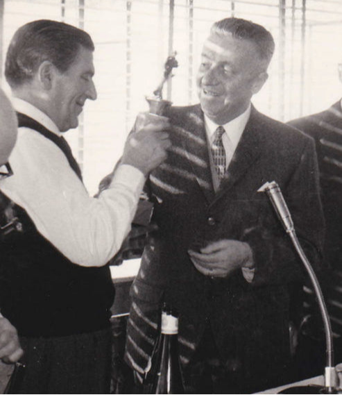 Immagine storica del Fondatore Giovanni Battista Mossetto mentre riceve un trofeo di bocce all'interno del Circolo Mossetto.